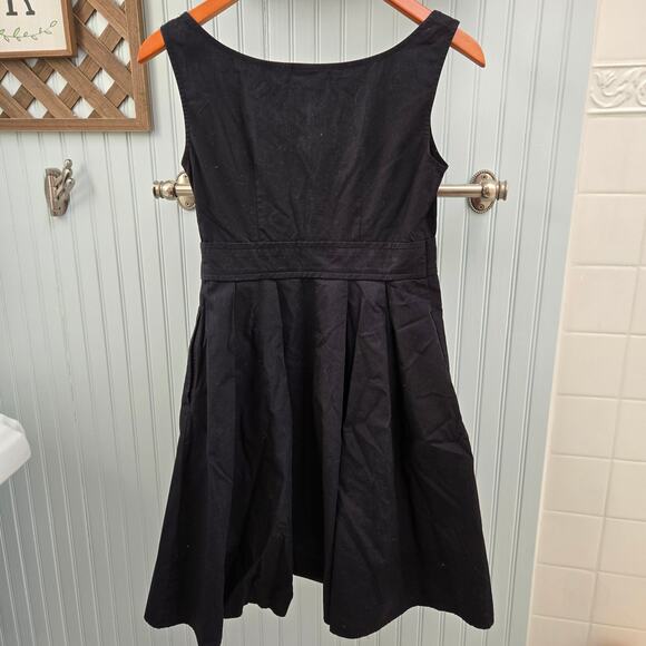 Eshakti Custom Black Sleeveless V-neck Pleated Knee Length Dress - Picture 2 of 8